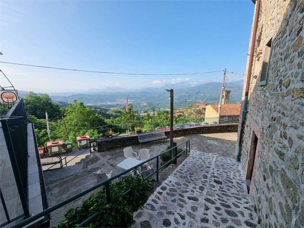 casa indipendente in vendita a Villa Collemandina in zona Sassorosso