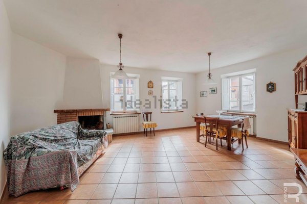 casa indipendente in vendita a Villa Collemandina in zona Corfino