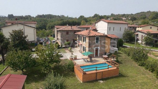 casa indipendente in vendita a Villa Collemandina in zona Pianacci