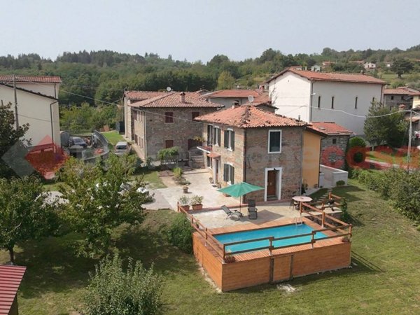 casa indipendente in vendita a Villa Collemandina in zona Pianacci