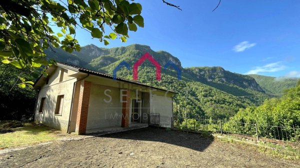 casa indipendente in vendita a Fabbriche di Vergemoli