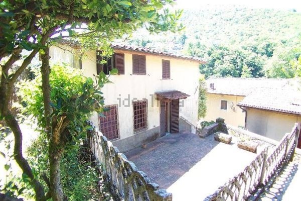 casa indipendente a Fabbriche di Vergemoli in zona Fabbriche di Vallico