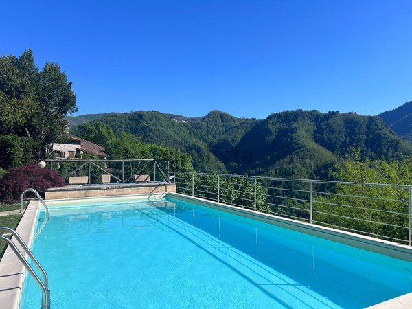 casa semindipendente a Fabbriche di Vergemoli in zona Fabbriche di Vallico