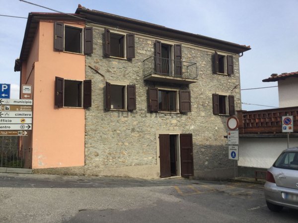 casa indipendente in vendita a Fabbriche di Vergemoli in zona Vergemoli