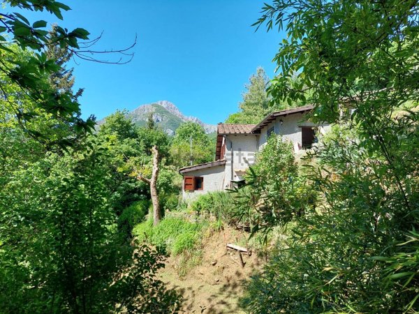 casa indipendente a Fabbriche di Vergemoli in zona Fabbriche di Vallico
