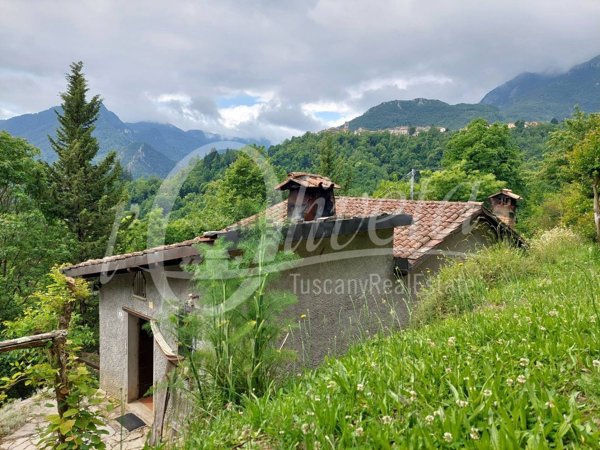 casa indipendente a Fabbriche di Vergemoli in zona Fabbriche di Vallico