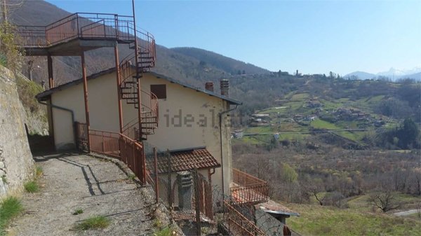 casa indipendente in vendita a Sillano Giuncugnano in zona Sillano