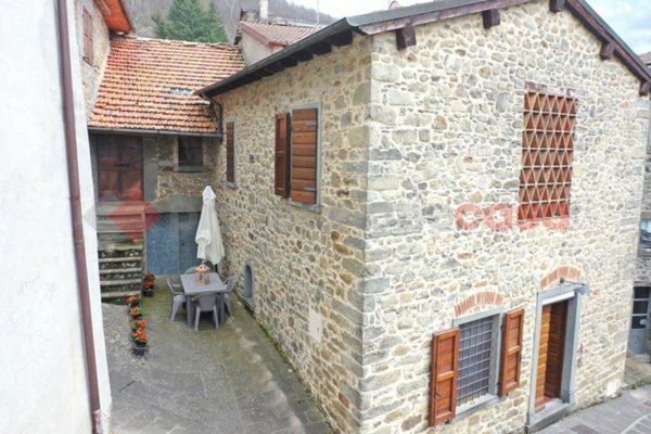 casa indipendente in vendita a Sillano Giuncugnano in zona Ponteccio