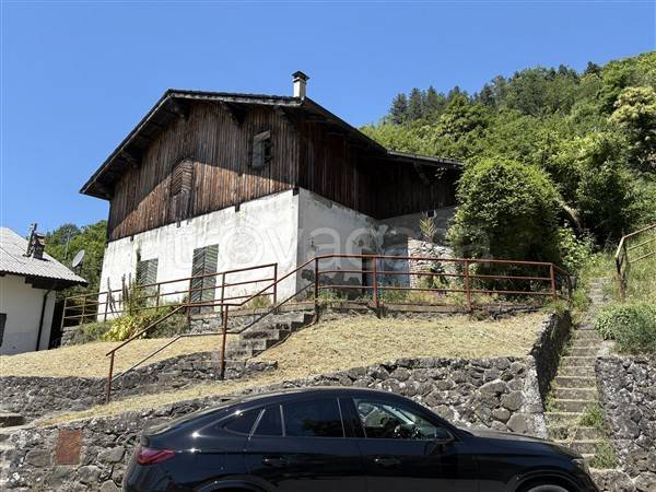 intera palazzina in vendita a Sillano Giuncugnano in zona Sillano