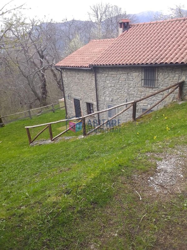 casa indipendente in vendita a Sillano Giuncugnano in zona Sillano