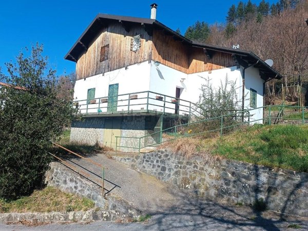 casa indipendente in vendita a Sillano Giuncugnano in zona Sillano