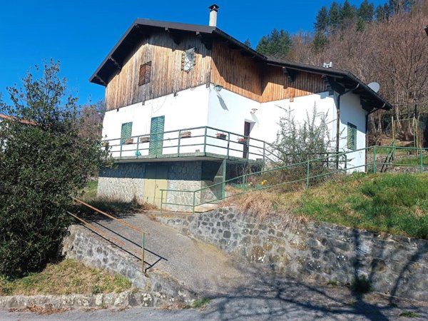 casa indipendente in vendita a Sillano Giuncugnano in zona Sillano