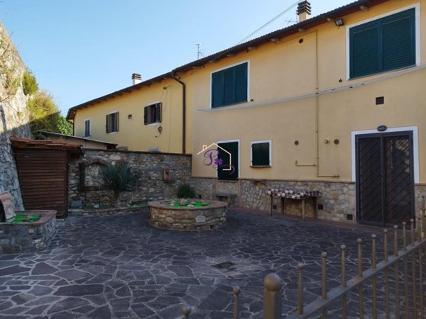 casa indipendente in vendita ad Agliana in zona Ferruccia