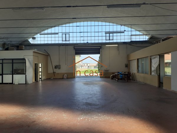 locale commerciale in vendita ad Agliana