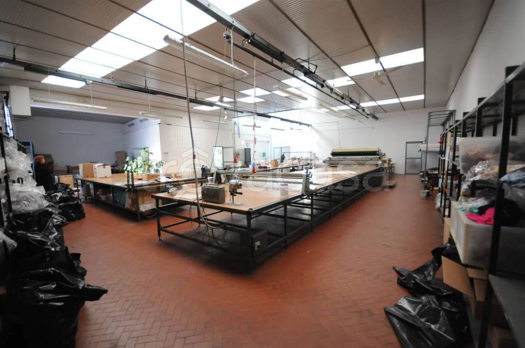 locale commerciale in vendita ad Agliana