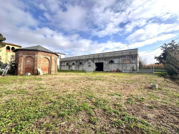 locale di sgombero in vendita ad Agliana