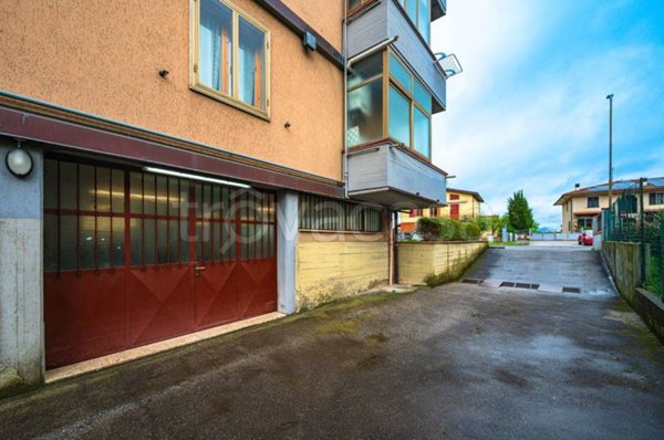 locale commerciale in vendita ad Agliana in zona Ferruccia