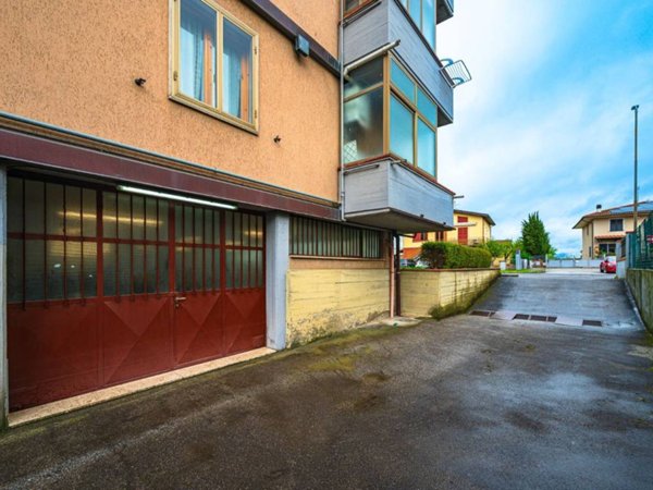 locale commerciale in vendita ad Agliana in zona Ferruccia