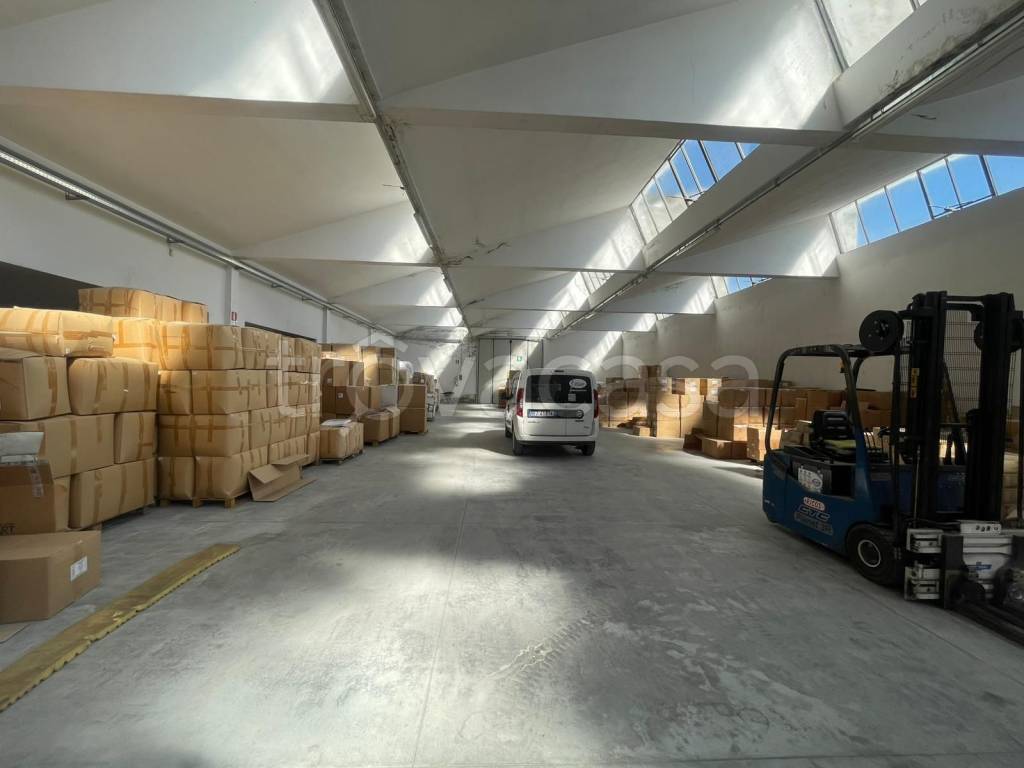 locale commerciale in vendita ad Agliana