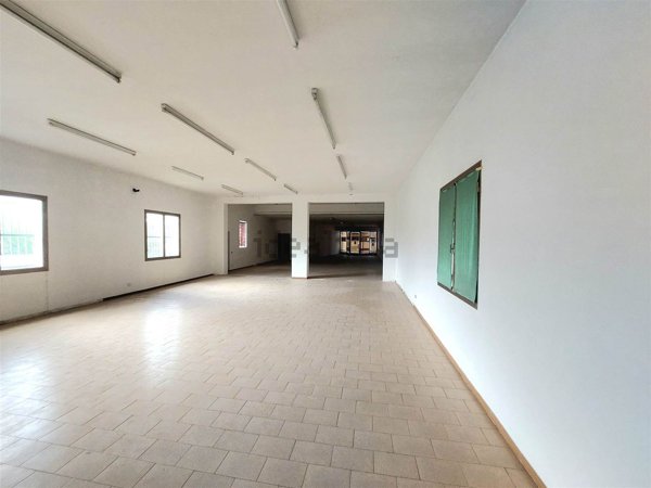 locale commerciale in vendita ad Agliana