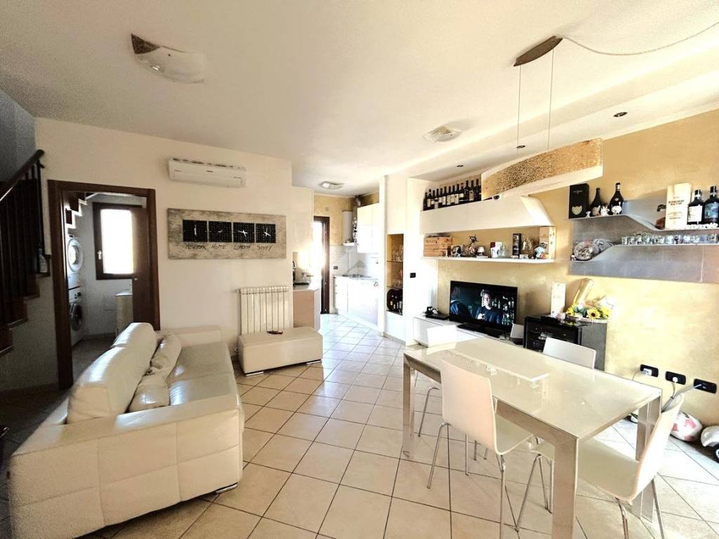 casa indipendente in vendita ad Agliana in zona Ponte dei Bini