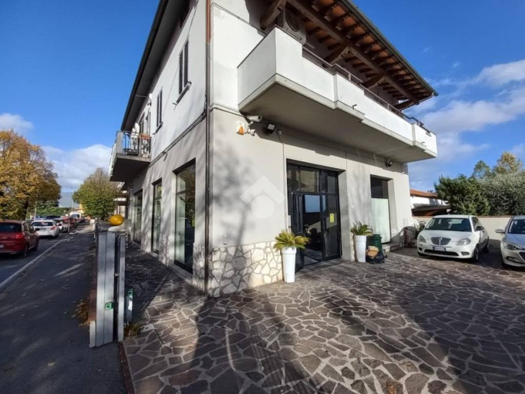 negozio in vendita ad Agliana