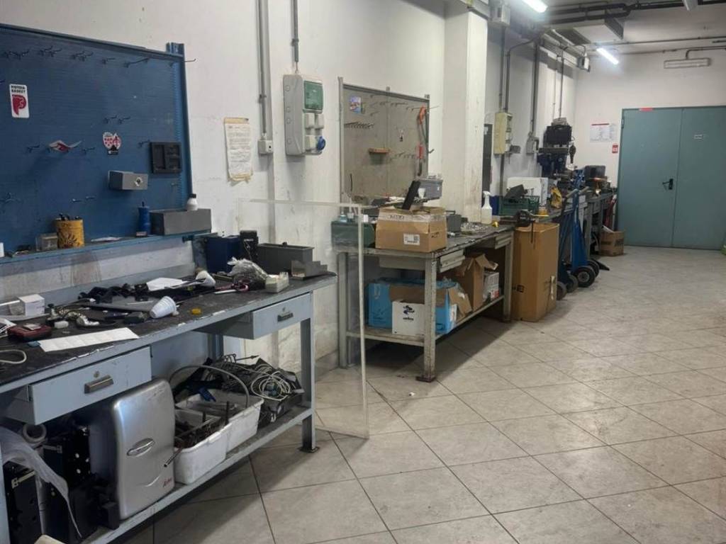 locale commerciale in vendita ad Agliana