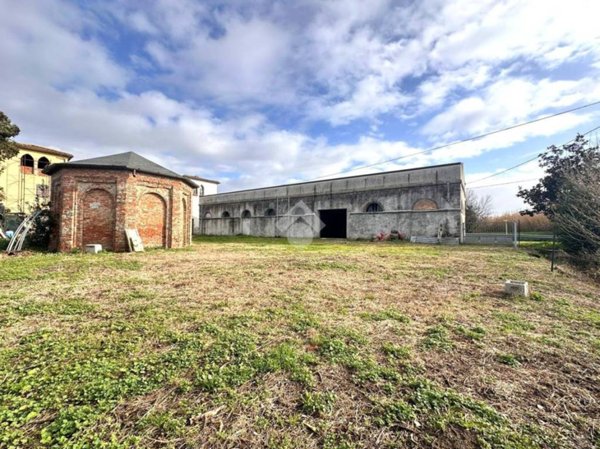 locale commerciale in vendita ad Agliana