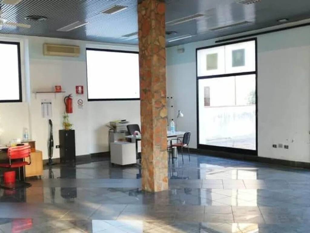 negozio in vendita ad Agliana in zona San Niccolò