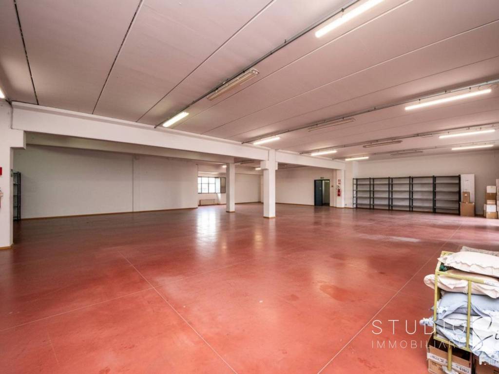 locale commerciale in vendita ad Agliana