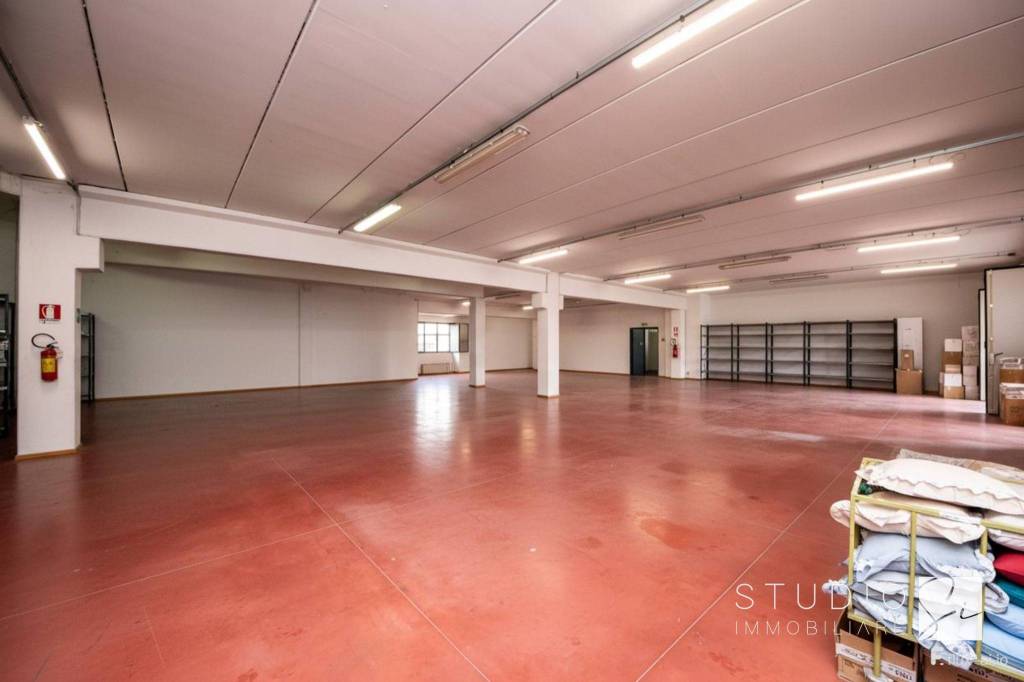 locale commerciale in vendita ad Agliana