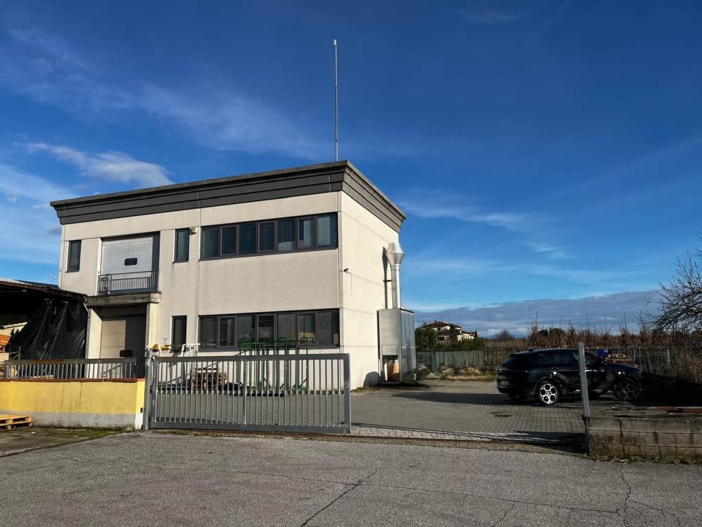 locale commerciale in vendita ad Agliana in zona San Niccolò