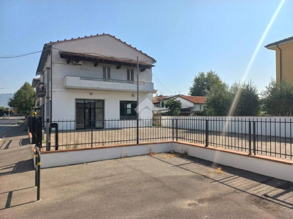 negozio in vendita ad Agliana in zona San Niccolò