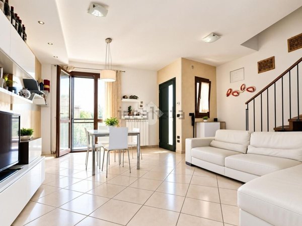 casa indipendente in vendita ad Agliana in zona Ponte dei Bini