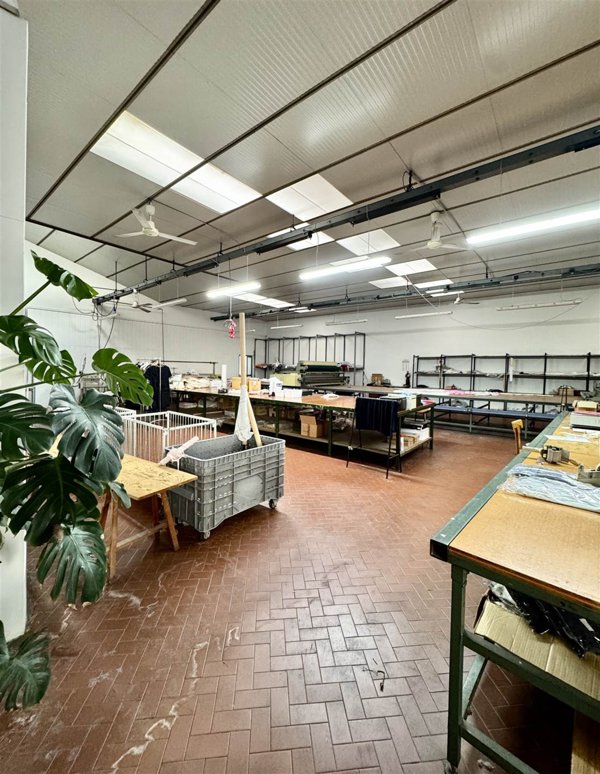 locale commerciale in vendita ad Agliana in zona San Niccolò
