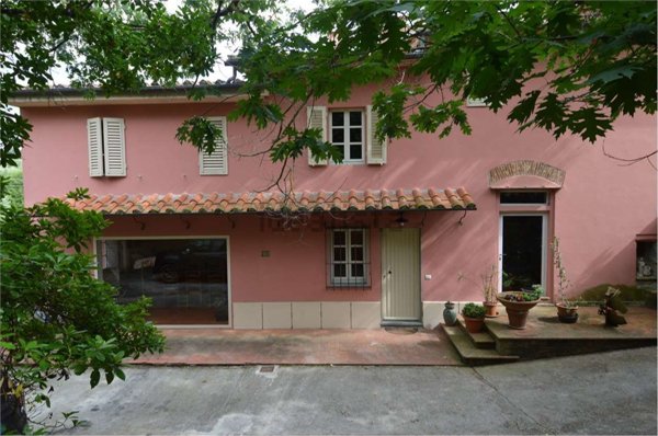 casa indipendente in vendita a Lamporecchio