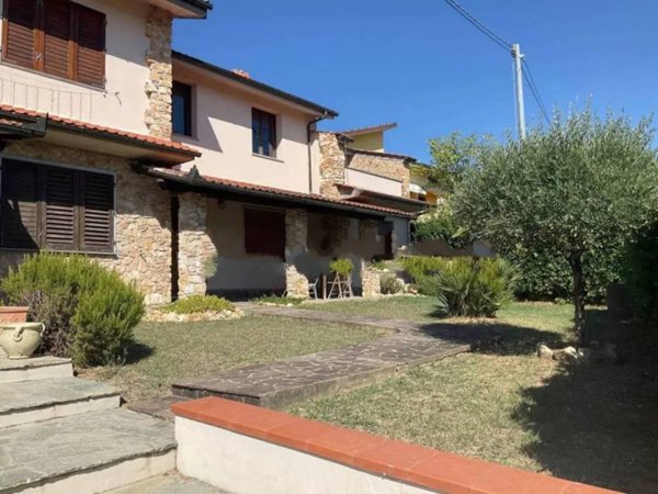 casa indipendente in vendita a Lamporecchio