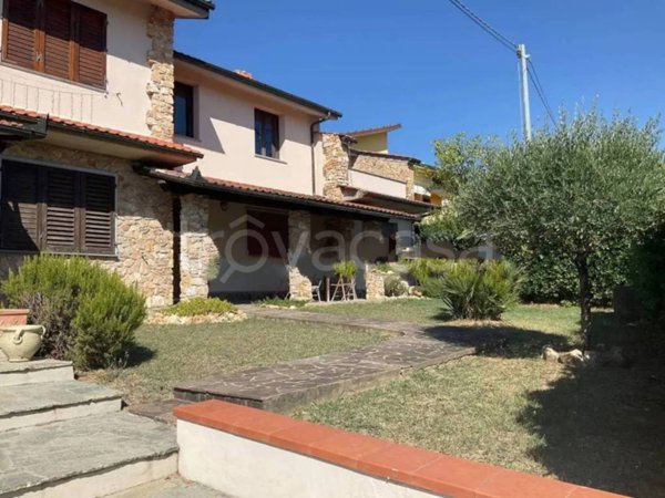 casa indipendente in vendita a Lamporecchio