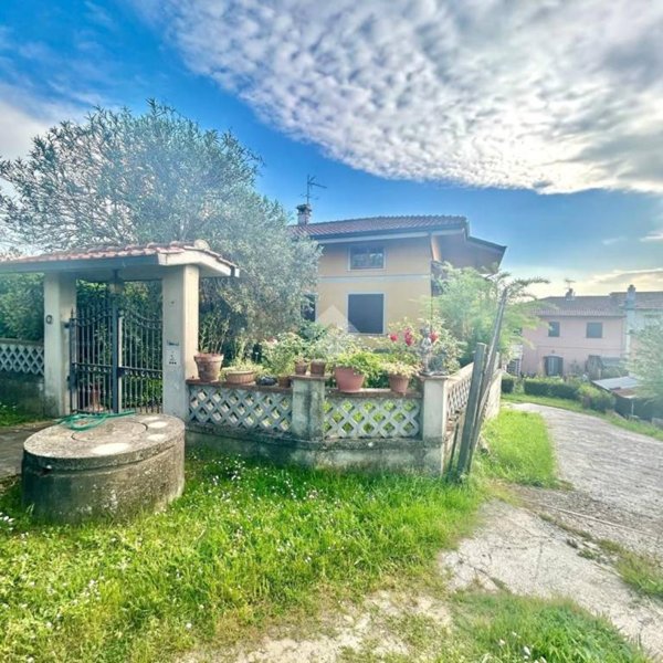 casa indipendente in vendita a Lamporecchio
