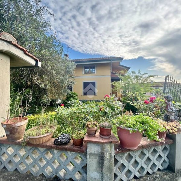 casa indipendente in vendita a Lamporecchio
