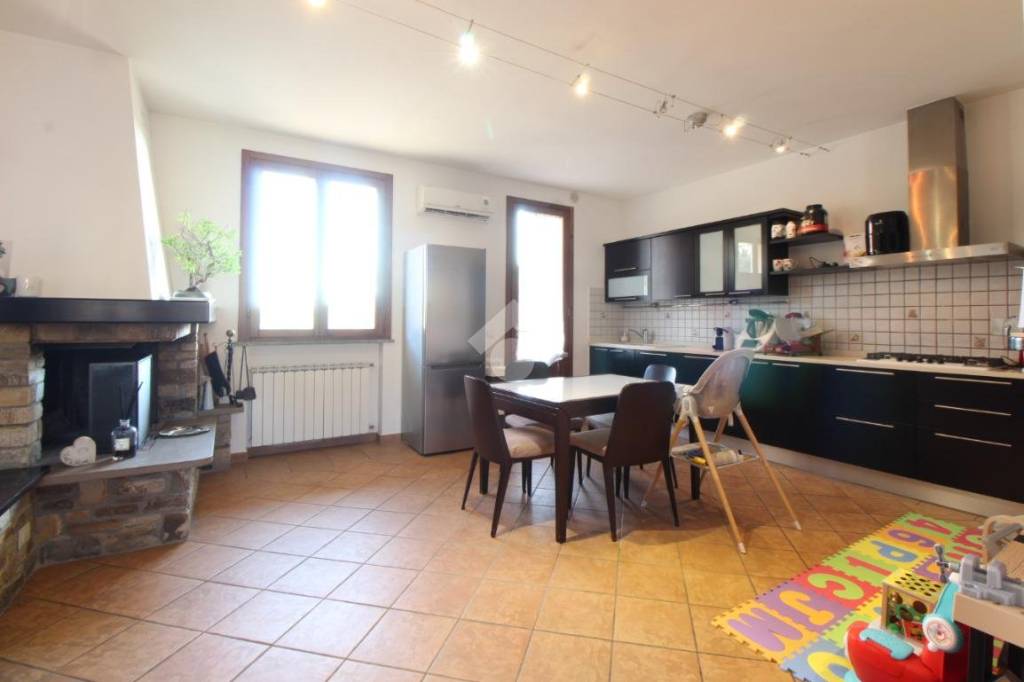 casa indipendente in vendita a Lamporecchio