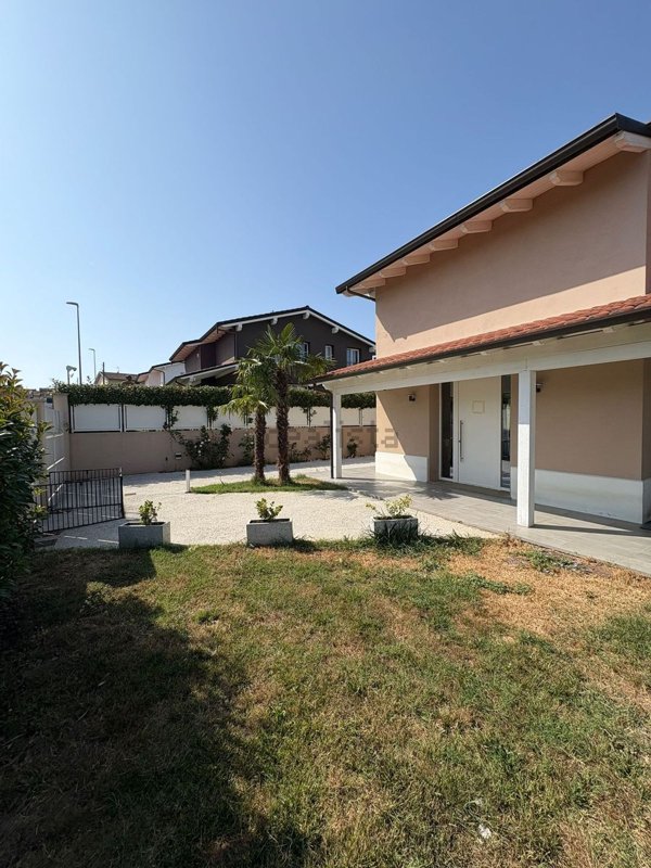 casa indipendente in vendita a Lamporecchio