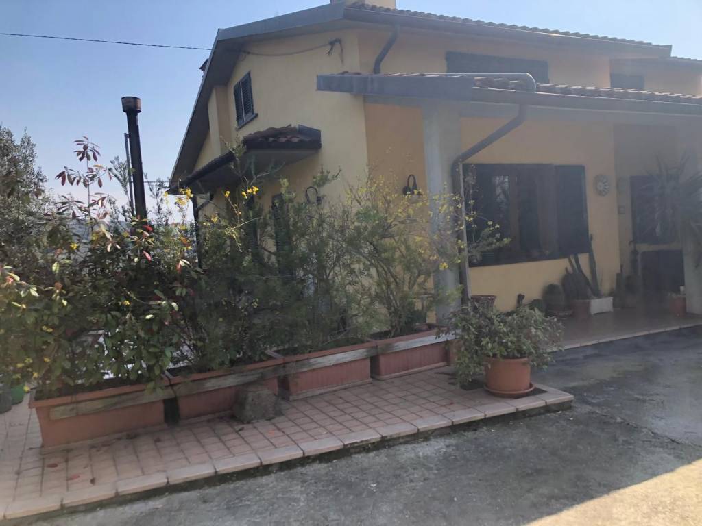 casa indipendente in vendita a Lamporecchio