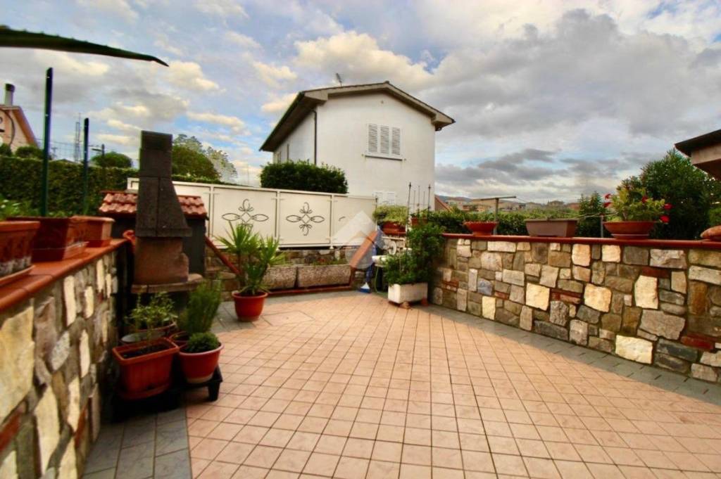 casa indipendente in vendita a Lamporecchio