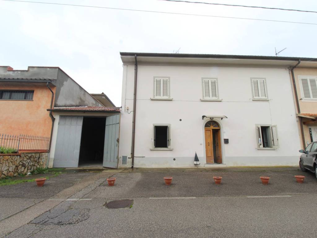 casa indipendente in vendita a Lamporecchio