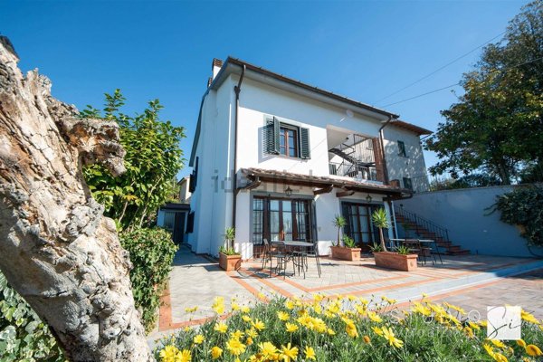 casa indipendente in vendita a Lamporecchio