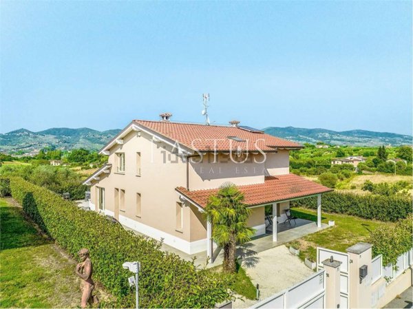 casa indipendente in vendita a Lamporecchio