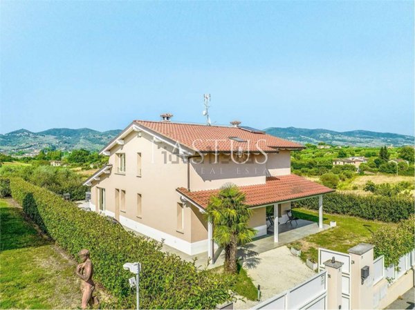 casa indipendente in vendita a Lamporecchio