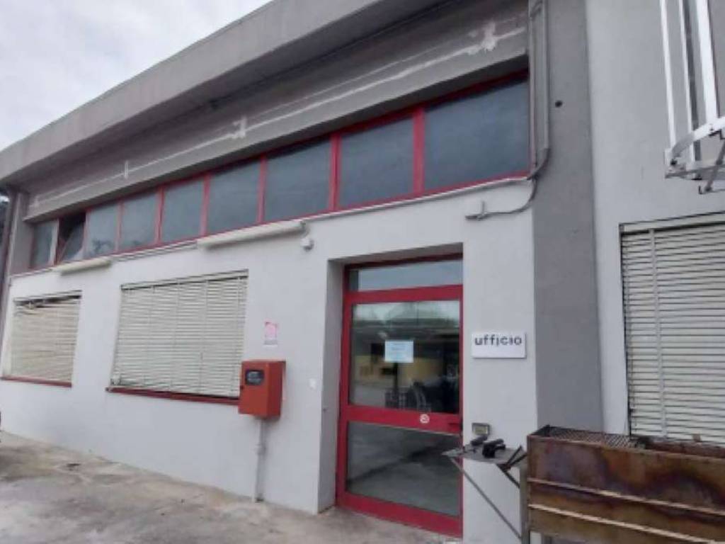 locale commerciale in vendita a Lamporecchio