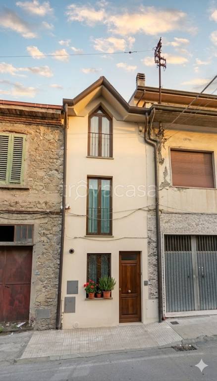 casa indipendente in vendita a Lamporecchio in zona Borgano